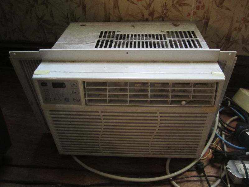 lot 76 image: GE Window air conditioner...