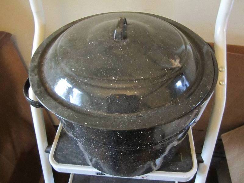lot 85 image: Stock pot...