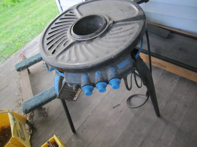 lot 90 image: Black top grill fryer griddle, gas ...