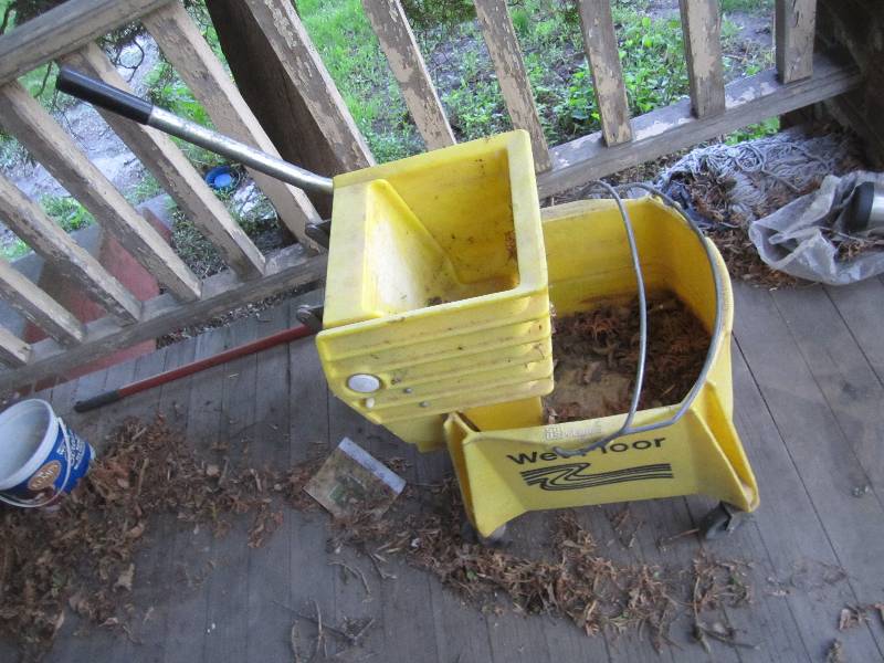 lot 91 image: Mop pail...