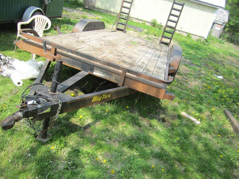lot 5 image: 2004 Big Tex flatbed trailer, slope...