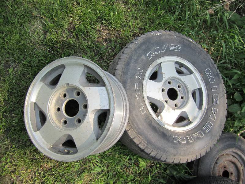 lot 601 image: Lot of tires and rims...