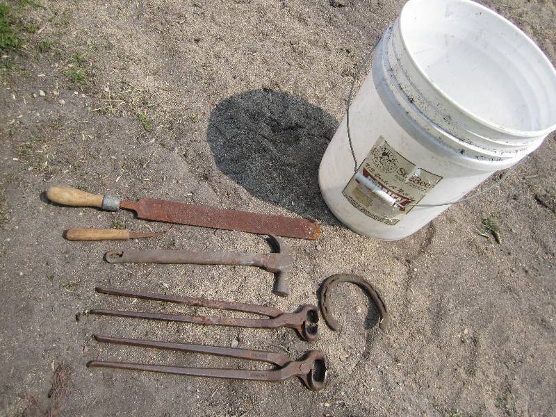 lot 603 image: Bucket of hand tools...