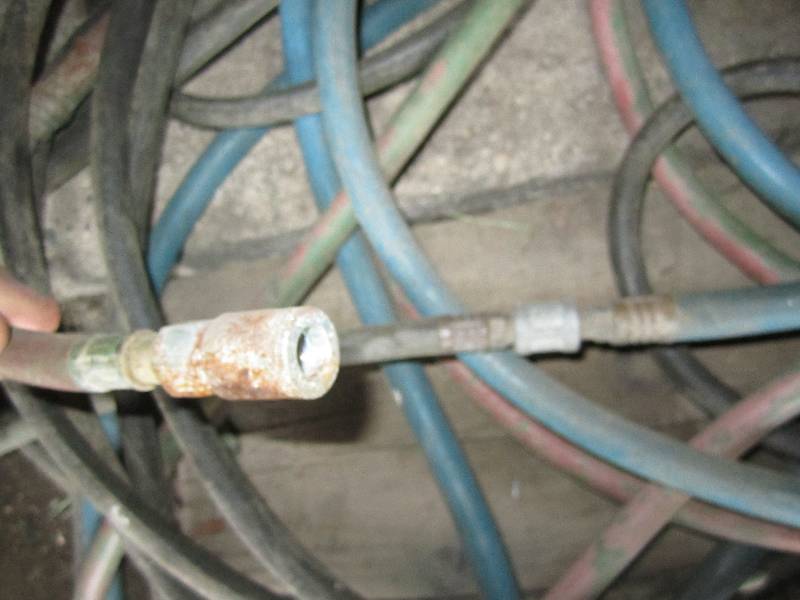 lot 607 image: Air hoses...