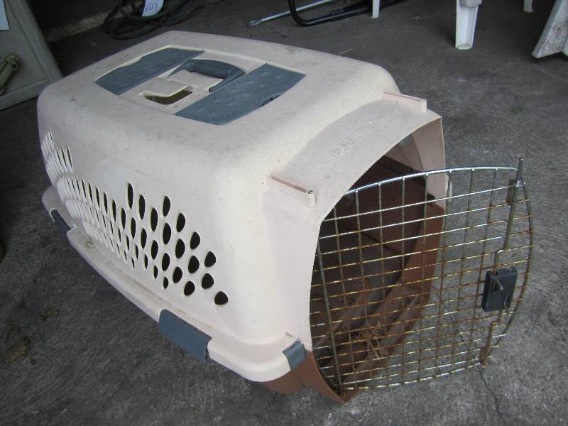 lot 608 image: Petmate portable kennel approx 2 fe...