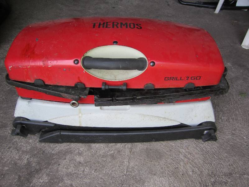 lot 609 image: Thermos grill to go with stand...