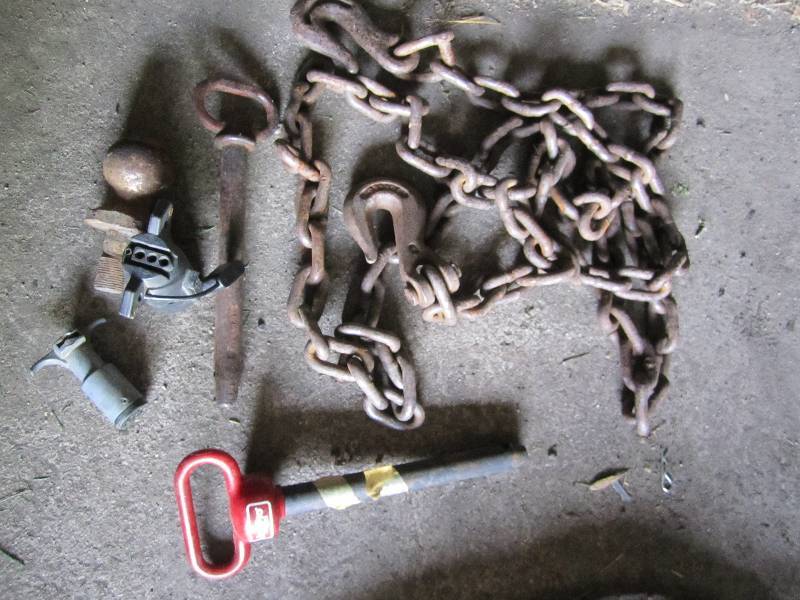 lot 610 image: Tow chain and trailer hitch and lig...