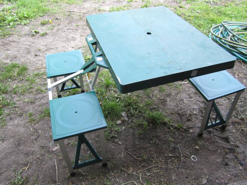 lot 612 image: folding plastic picnic table, colap...