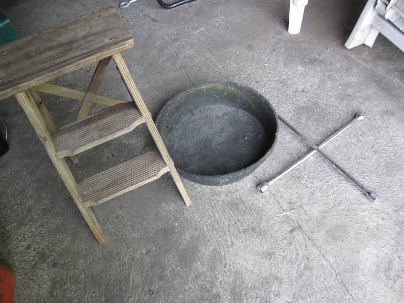 lot 617 image: Step ladder, lug wrench and rubber ...