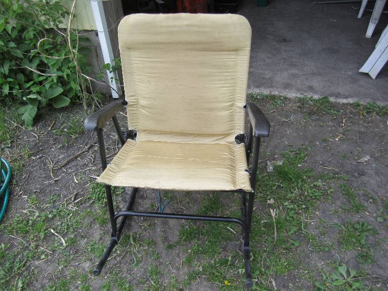 lot 621 image: Folding rocking lawn chair...