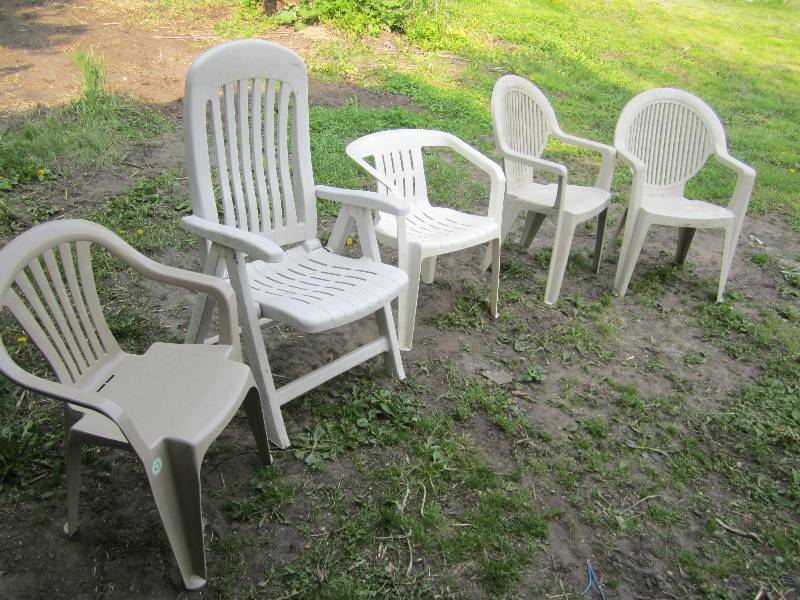 lot 622 image: Lot of 5 plastic patio chairs...