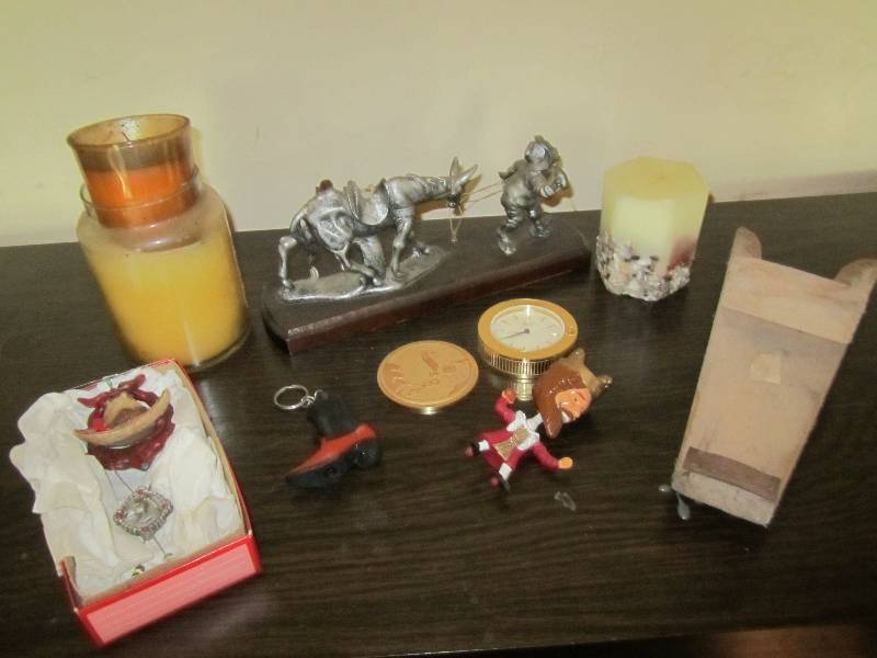 lot 459 image: Lot of decorations...