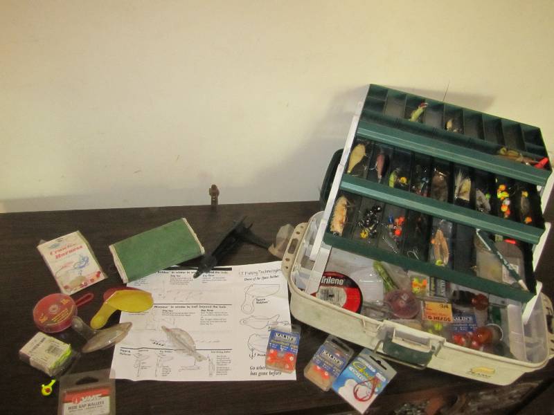 lot 463 image: Tackle box with assorted tackle...