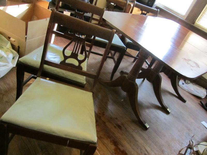 lot 487 image: Wood dining table with 2 leaves and...