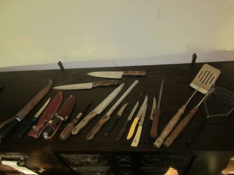 lot 488 image: Lot of knives and kitchen tools...