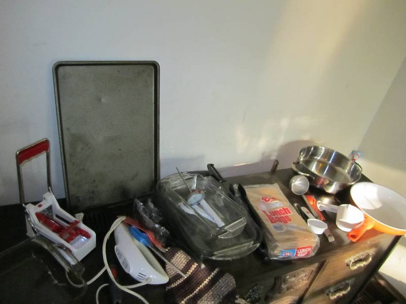 lot 489 image: Lot of kitchen ware...