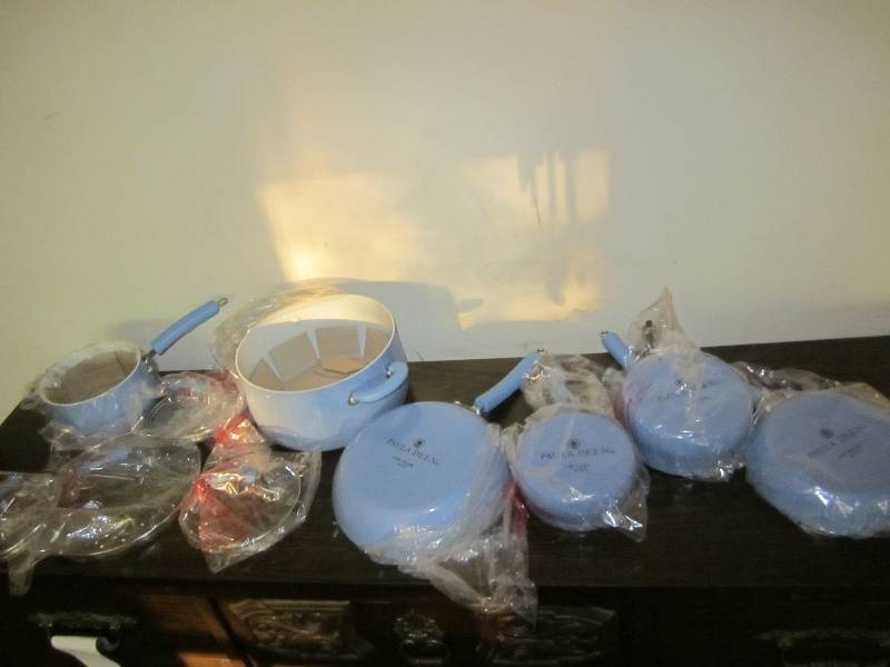 lot 494 image: New Paula Dean cookware set...