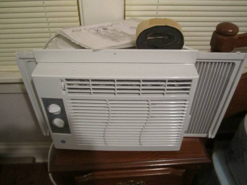 lot 556 image: Window air conditioner unit ...