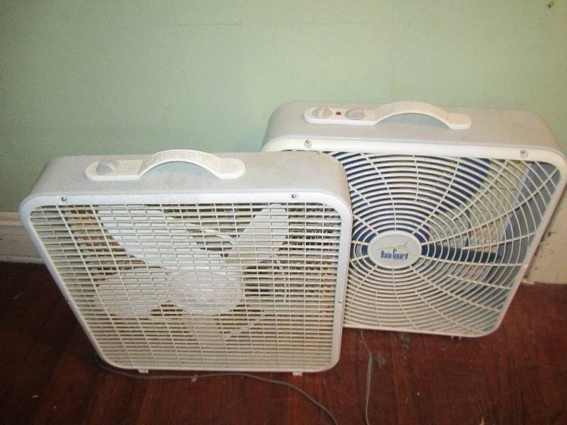 lot 562 image: 2 box fans...