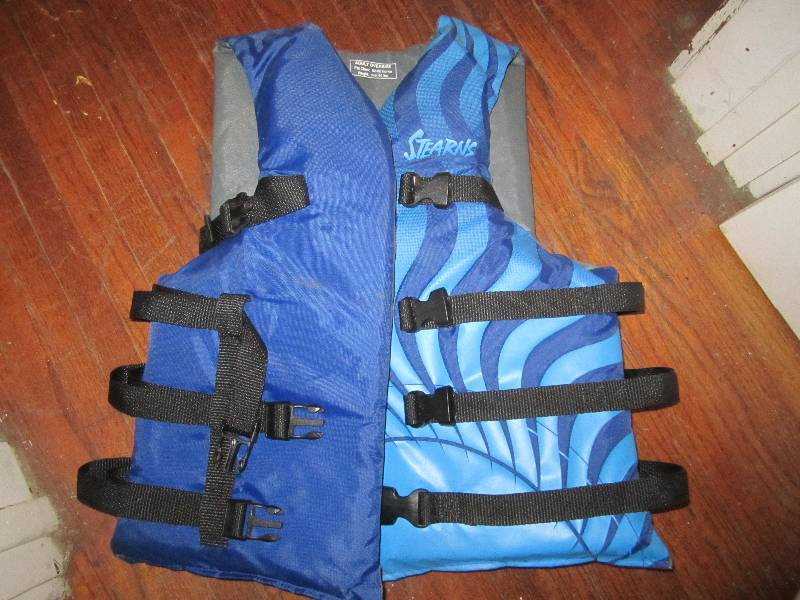 lot 566 image: Stearns live vest...