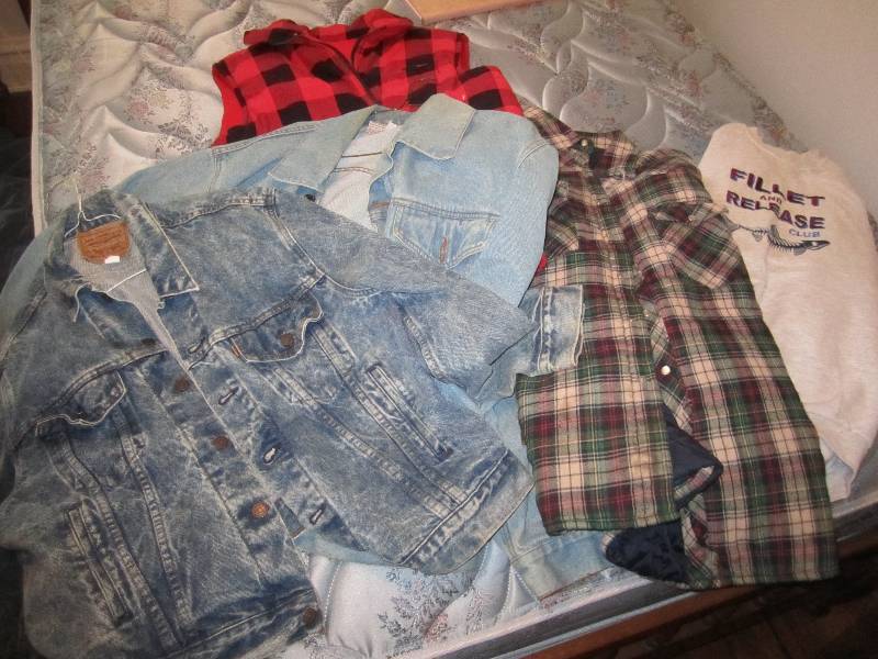 lot 569 image: Lot of outdoor clothing, size L or ...