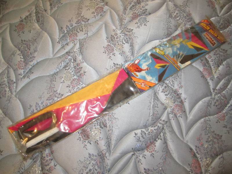 lot 572 image: 4.5 foot kite...