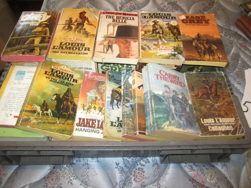 lot 584 image: Lot of vintage Western novels...