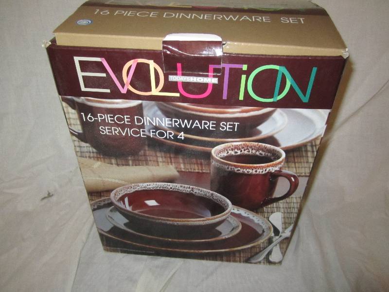 lot 593 image: 16 Piece dinnerware set, looks new...