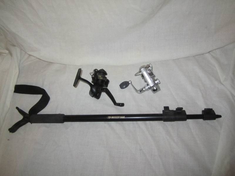 lot 629 image: Mossy oak extending fishing rod hol...