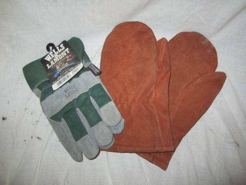 lot 636 image: Insulated gloves and mittens...