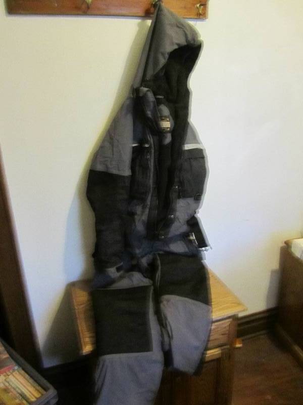 lot 640 image: Guide Gear size M insuated suit...