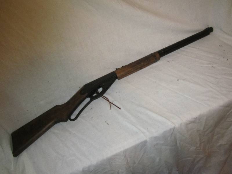 lot 647 image: Daisy Millenium BB gun...