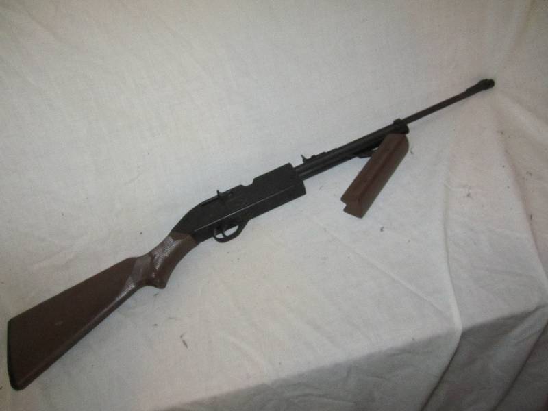 lot 648 image: Crossman Pumpmaster 760 BB gun...