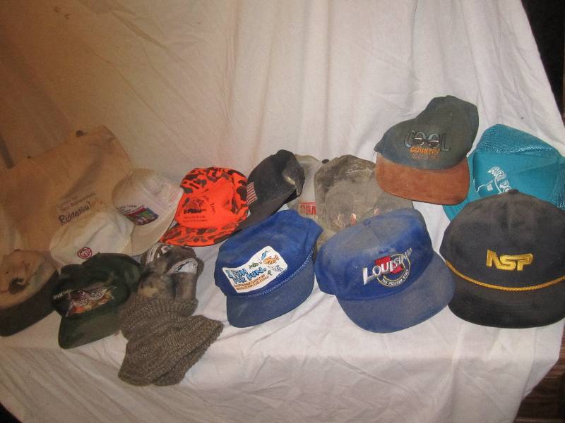 lot 652 image: Bag of assorted caps...