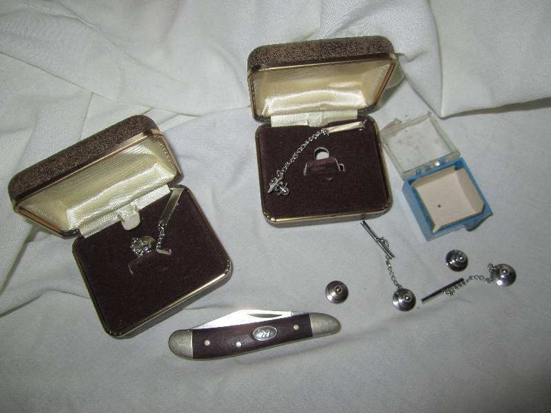 lot 666 image: Tie clasps and a Remmington pocket ...