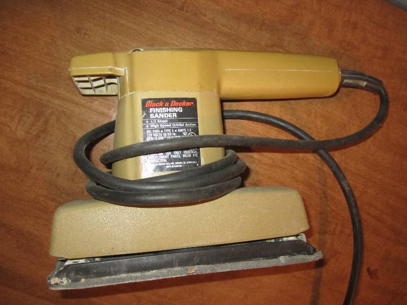 lot 678 image: Black & Decker finishing sander...