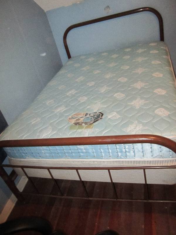 lot 686 image: Metal frame bed, 52 wide...