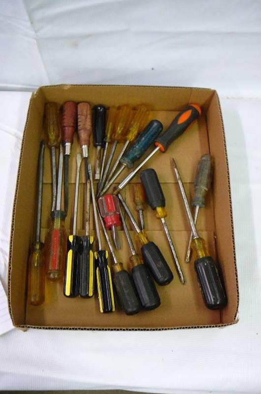 LOT OF SCREW DRIVERS