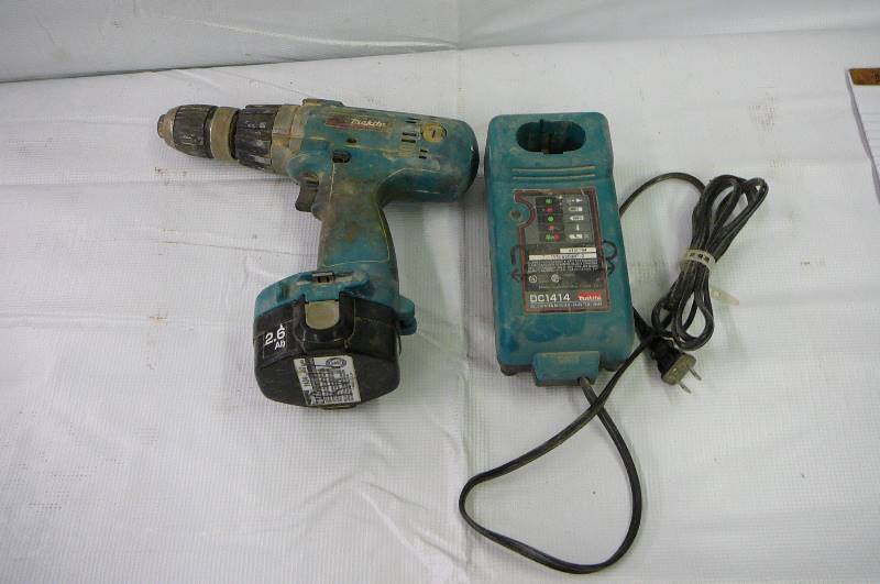 14.4 V MAKITA DRILL & CHARGER