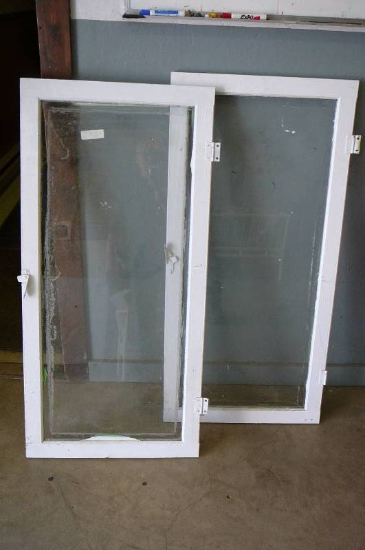 lot 17 image: WINDOWS