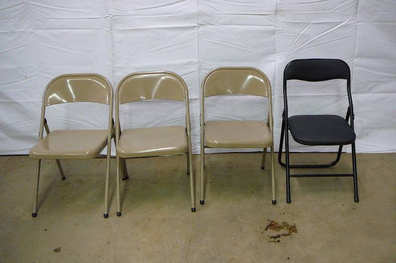 lot 23 image: METAL FOLDING CHAIRS