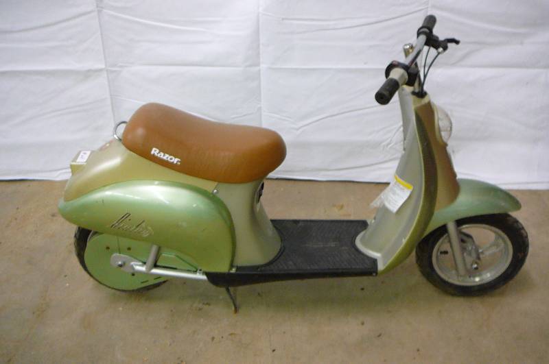 lot 24 image: ELECTRIC SCOOTER