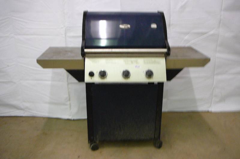 lot 28 image: GAS GRILL