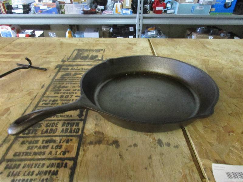 Cast iron pan