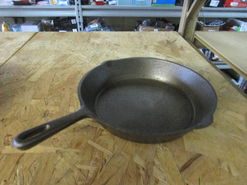 Cast iron pan