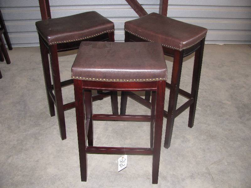 3 Saddle bar Stools