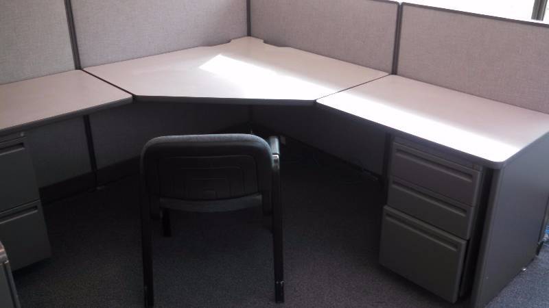 lot 22 image: WOW FOR OFFICE OR CLINIC Quality Haworth Unigroup 5 - Office Cubicles Work Stations With Corner Modular Desks & Double Sided Drawers Includes Worksurfaces & Integrated Cubicle Panels - Disassembled & We Will Help Load