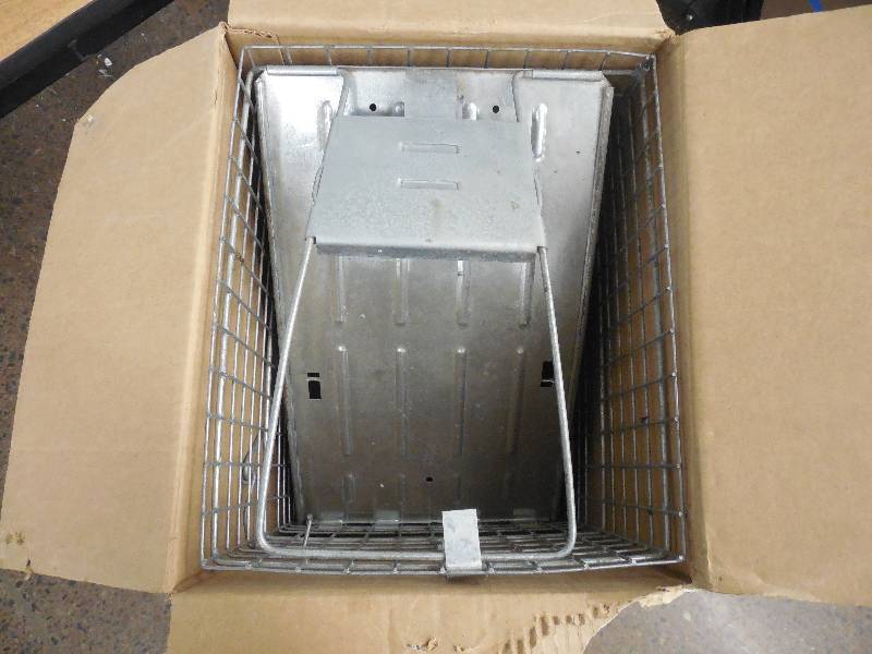 lot 13 image: Large 1-Door Live Animal Cage Trap