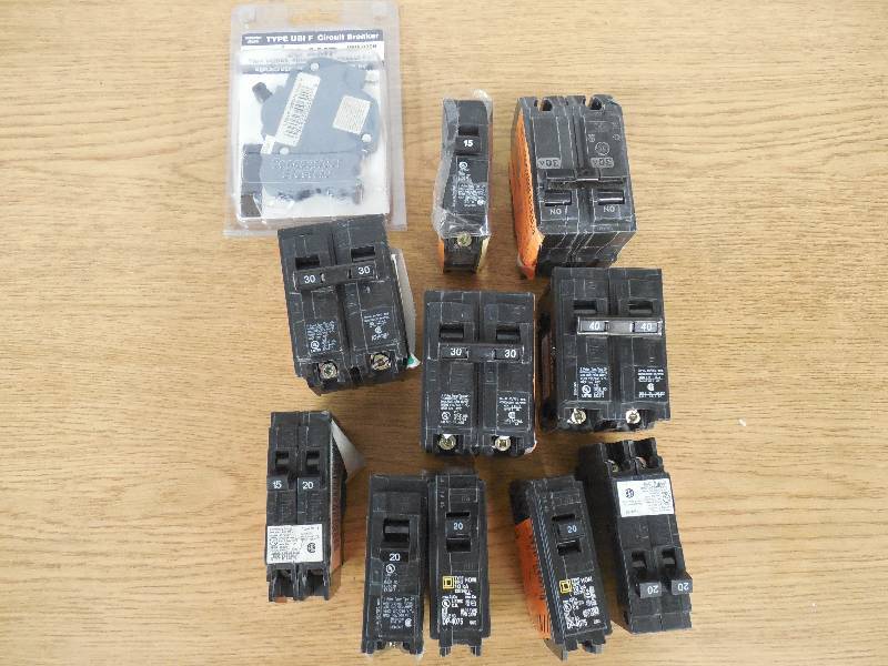 lot 70 image: LOT OF CIRCUIT BREAKERS