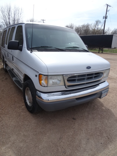 lot 3 image: Ford E150 Van